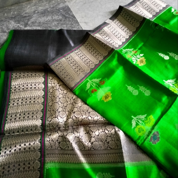 Green pure kanchi silk saree with dark Ash weaving pallu .excellent collection - Picture 6 of 8